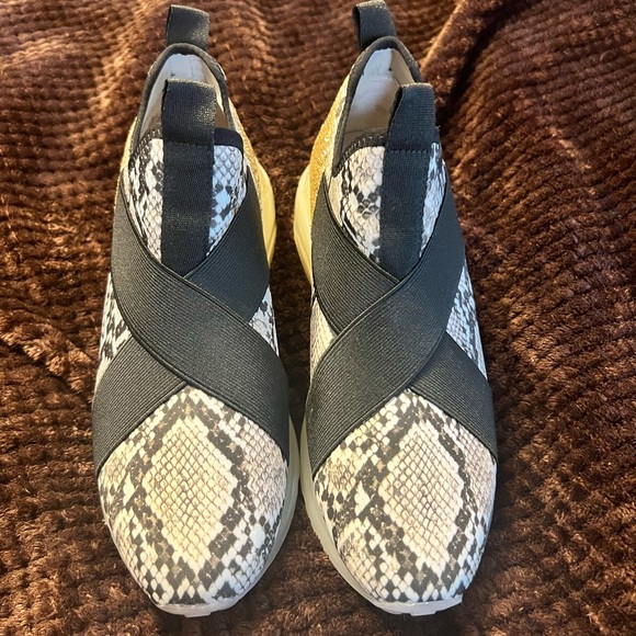 Steve Madden sneakers, gold glitter on heel, snake print - Picture 4 of 6